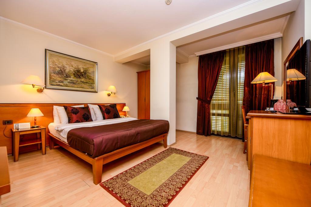 Arber Hotel Тирана Экстерьер фото